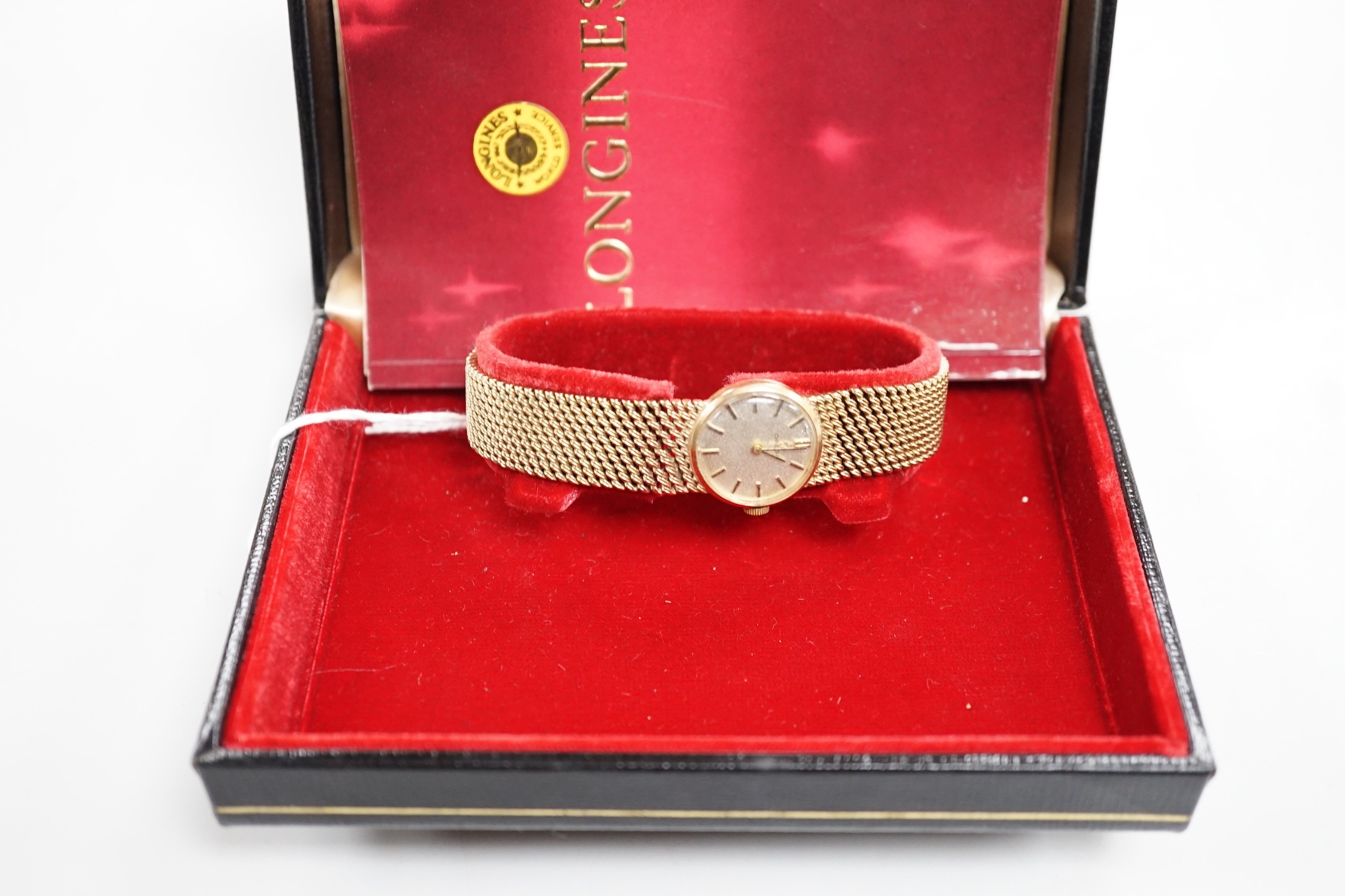 A lady's modern 9ct gold Omega manual wind wrist watch, on a 9ct gold Omega bracelet, case diameter 20mm, gross weight 29.9 grams, in a Longines box.